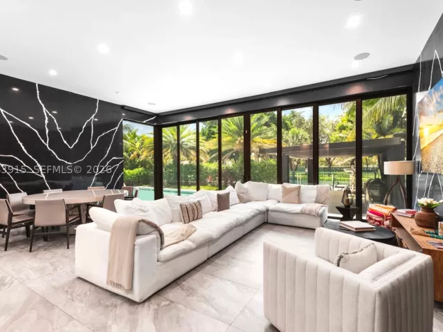 6-bedroom home for rent in Hallandale Beach - 521 Holiday Dr - MondialRealty
