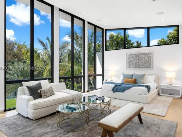 6-bedroom home for rent in Hallandale Beach - 521 Holiday Dr - MondialRealty