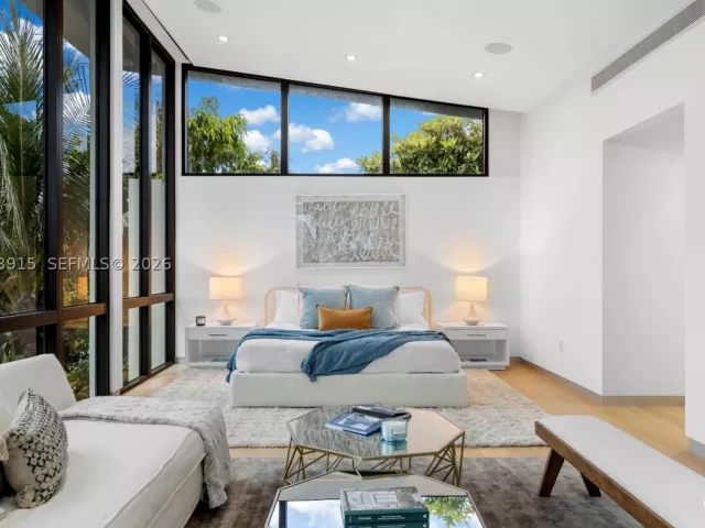 6-bedroom home for rent in Hallandale Beach - 521 Holiday Dr - MondialRealty