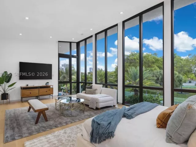 6-bedroom home for rent in Hallandale Beach - 521 Holiday Dr - MondialRealty