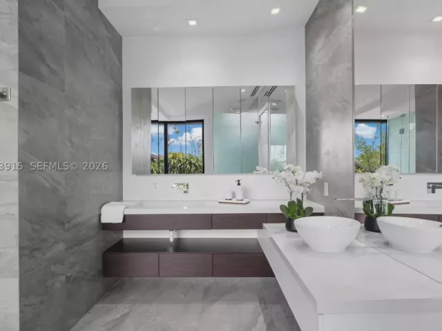 6-bedroom home for rent in Hallandale Beach - 521 Holiday Dr - MondialRealty