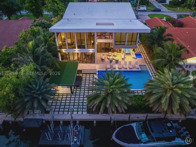 6-bedroom home for rent in Hallandale Beach - 521 Holiday Dr - MondialRealty