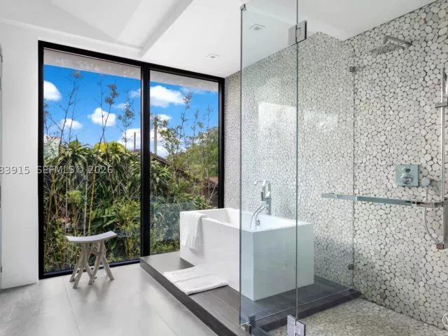 6-bedroom home for rent in Hallandale Beach - 521 Holiday Dr - MondialRealty