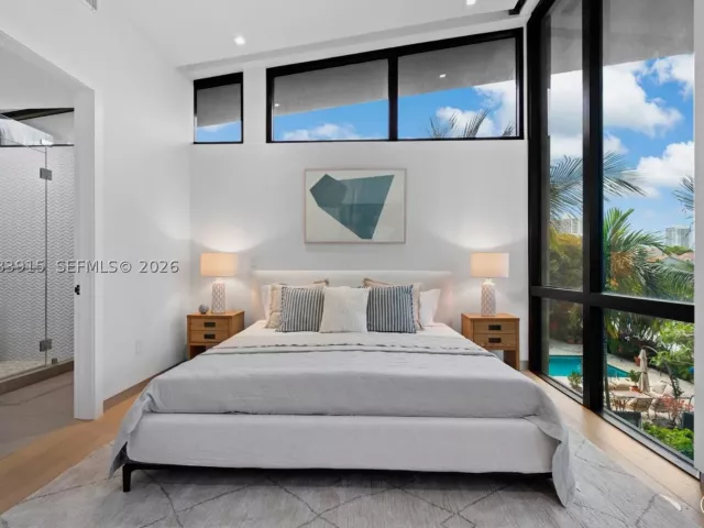 6-bedroom home for rent in Hallandale Beach - 521 Holiday Dr - MondialRealty