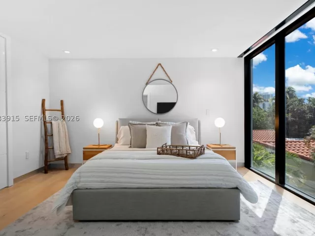 6-bedroom home for rent in Hallandale Beach - 521 Holiday Dr - MondialRealty