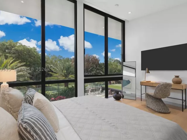 6-bedroom home for rent in Hallandale Beach - 521 Holiday Dr - MondialRealty