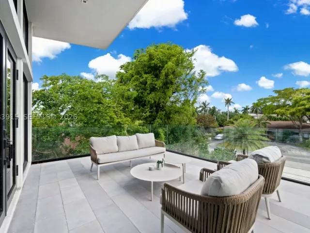6-bedroom home for rent in Hallandale Beach - 521 Holiday Dr - MondialRealty