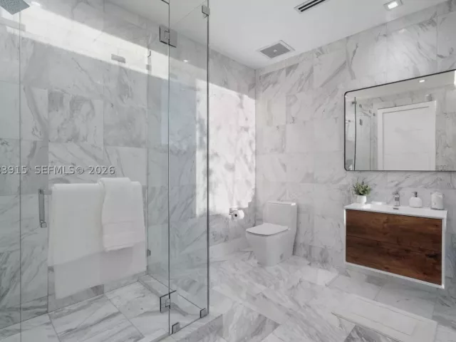 6-bedroom home for rent in Hallandale Beach - 521 Holiday Dr - MondialRealty