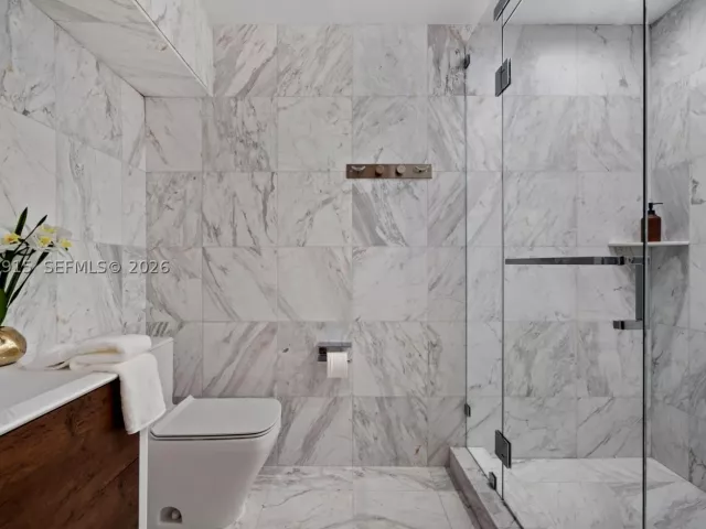 6-bedroom home for rent in Hallandale Beach - 521 Holiday Dr - MondialRealty
