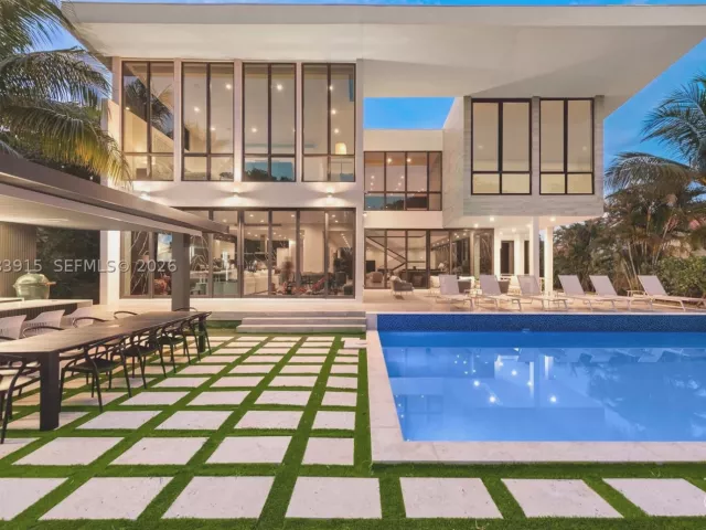 6-bedroom home for rent in Hallandale Beach - 521 Holiday Dr - MondialRealty
