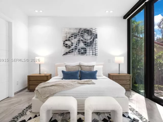 6-bedroom home for rent in Hallandale Beach - 521 Holiday Dr - MondialRealty