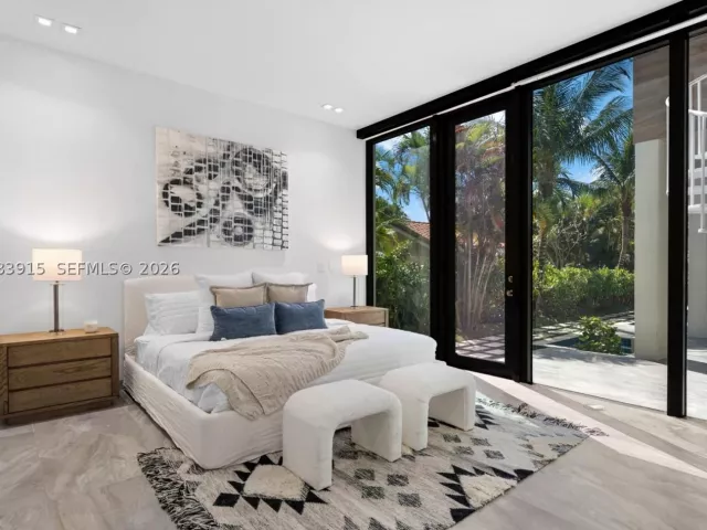 6-bedroom home for rent in Hallandale Beach - 521 Holiday Dr - MondialRealty