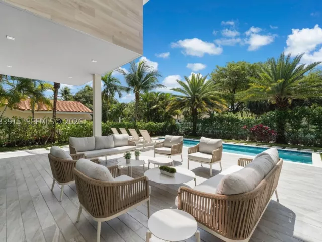 6-bedroom home for rent in Hallandale Beach - 521 Holiday Dr - MondialRealty