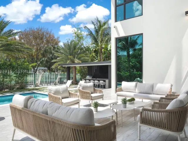 6-bedroom home for rent in Hallandale Beach - 521 Holiday Dr - MondialRealty