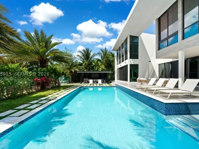 6-bedroom home for rent in Hallandale Beach - 521 Holiday Dr - MondialRealty