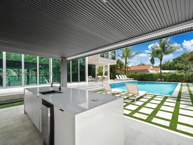 6-bedroom home for rent in Hallandale Beach - 521 Holiday Dr - MondialRealty