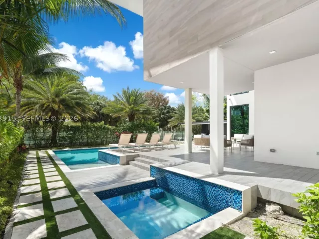 6-bedroom home for rent in Hallandale Beach - 521 Holiday Dr - MondialRealty