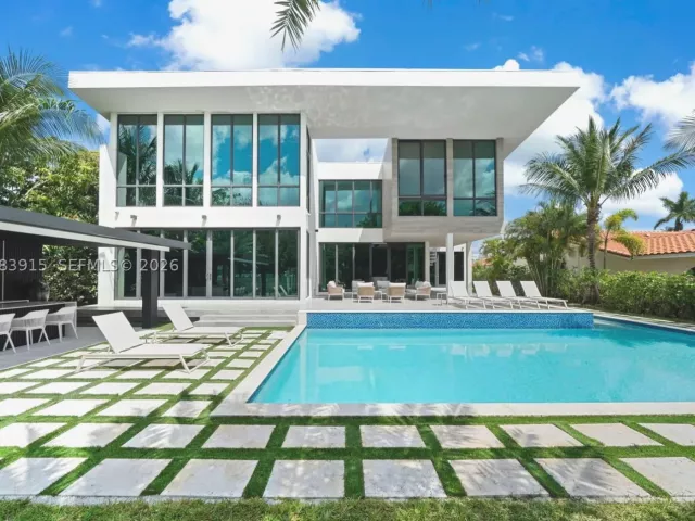 6-bedroom home for rent in Hallandale Beach - 521 Holiday Dr - MondialRealty