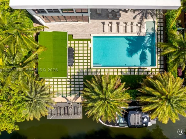 6-bedroom home for rent in Hallandale Beach - 521 Holiday Dr - MondialRealty