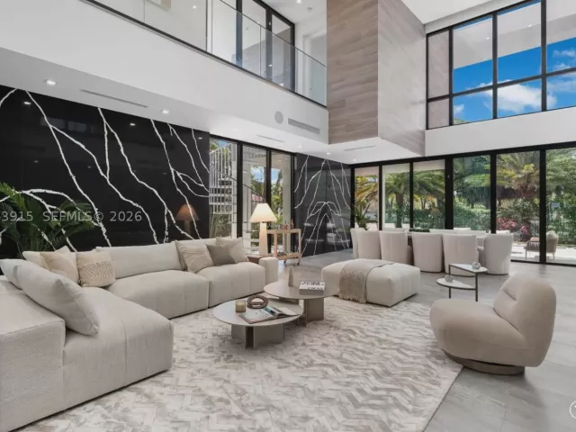 6-bedroom home for rent in Hallandale Beach - 521 Holiday Dr - MondialRealty