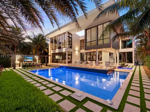 6-bedroom home for rent in Hallandale Beach - 521 Holiday Dr - MondialRealty
