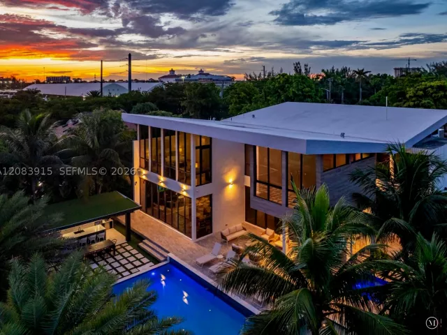 6-bedroom home for rent in Hallandale Beach - 521 Holiday Dr - MondialRealty