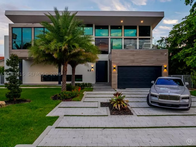 6-bedroom home for rent in Hallandale Beach - 521 Holiday Dr - MondialRealty