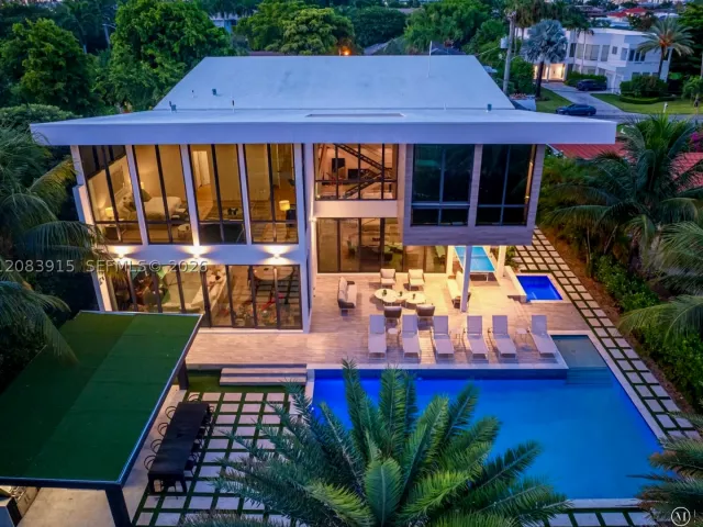 6-bedroom home for rent in Hallandale Beach - 521 Holiday Dr - MondialRealty