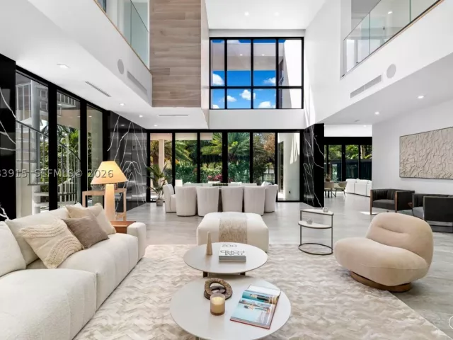 6-bedroom home for rent in Hallandale Beach - 521 Holiday Dr - MondialRealty
