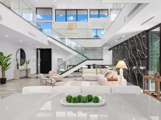 6-bedroom home for rent in Hallandale Beach - 521 Holiday Dr - MondialRealty