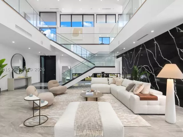 6-bedroom home for rent in Hallandale Beach - 521 Holiday Dr - MondialRealty