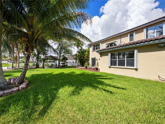 5-bedroom home for sale in Pembroke Pines - 18806 NW 23rd Pl - MondialRealty