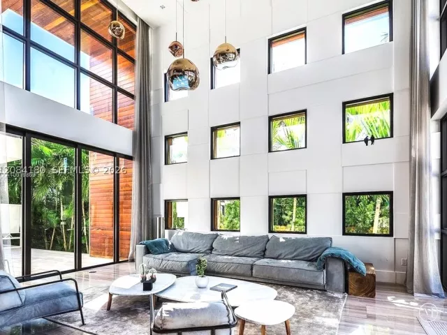 4-bedroom home for rent in Miami Beach - 321 E Dilido Dr - MondialRealty