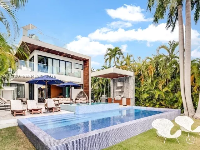 4-bedroom home for rent in Miami Beach - 321 E Dilido Dr - MondialRealty