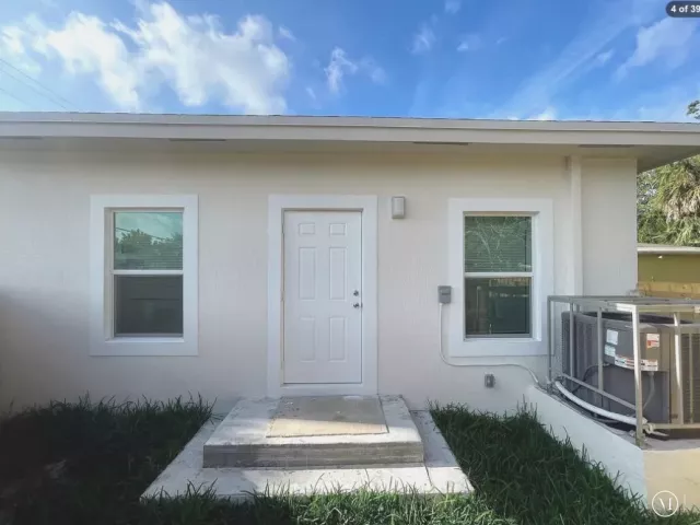 6-bedroom home for sale in Fort Lauderdale - 1701 NW 9th Street - MondialRealty