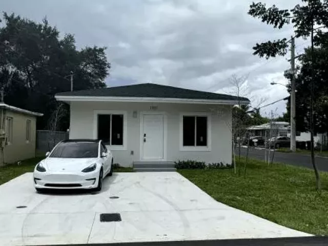 6-bedroom home for sale in Fort Lauderdale - 1701 NW 9th Street - MondialRealty