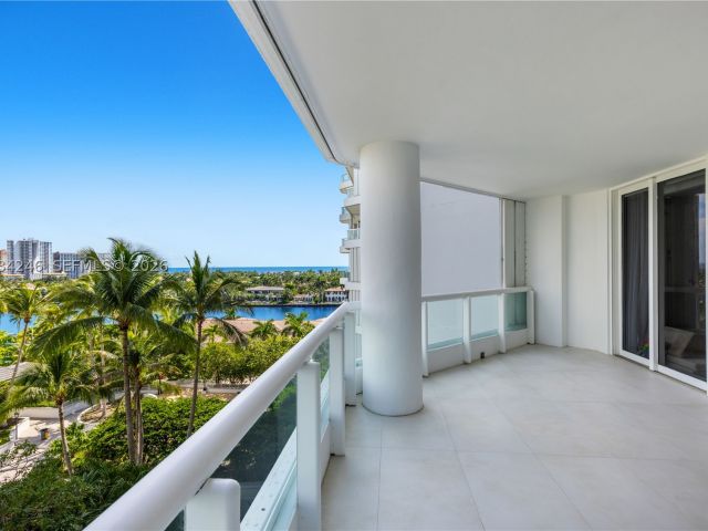 3-bedroom condo for sale in Aventura - 21050 Point Pl 902 - MondialRealty