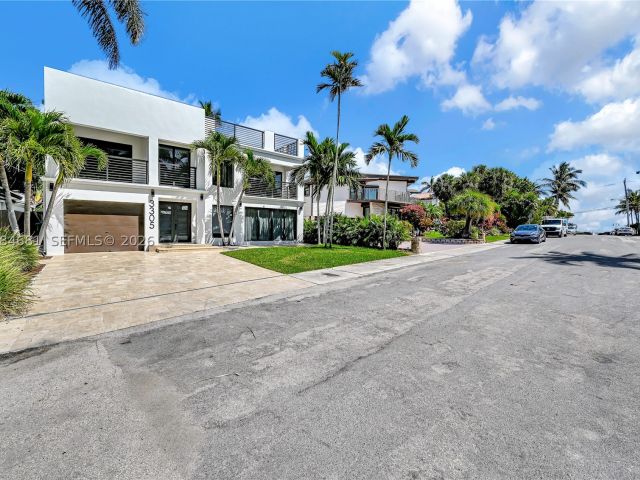 3-bedroom home for sale in Fort Lauderdale - 3305 NE 15th St - MondialRealty
