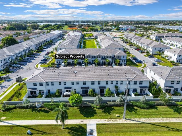 4-bedroom home for sale in Pembroke Pines - 17033 SW 1st St 1 - MondialRealty