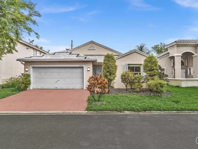 3-bedroom home for rent in Hollywood - 3307 SW 49TH - MondialRealty