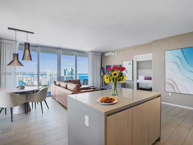 2-bedroom condo for sale in Hollywood - 4010 S Ocean Dr R3302 - MondialRealty