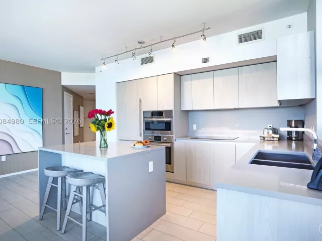 2-bedroom condo for sale in Hollywood - 4010 S Ocean Dr R3302 - MondialRealty