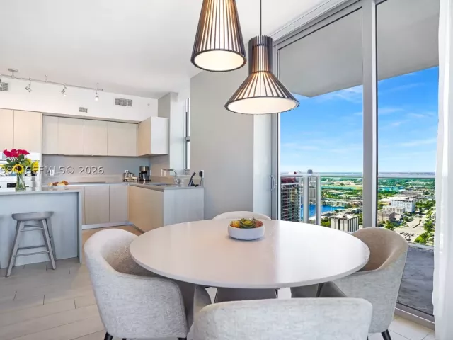 2-bedroom condo for sale in Hollywood - 4010 S Ocean Dr R3302 - MondialRealty