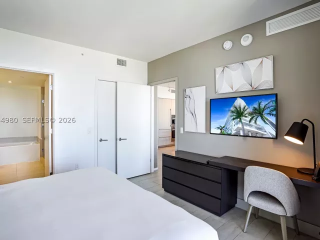 2-bedroom condo for sale in Hollywood - 4010 S Ocean Dr R3302 - MondialRealty