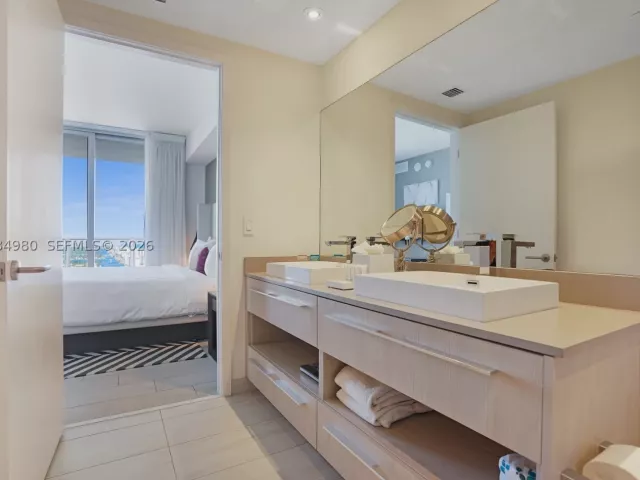 2-bedroom condo for sale in Hollywood - 4010 S Ocean Dr R3302 - MondialRealty