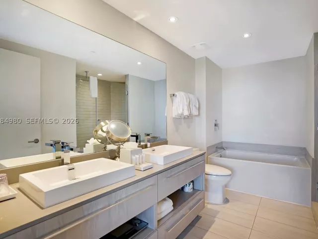 2-bedroom condo for sale in Hollywood - 4010 S Ocean Dr R3302 - MondialRealty