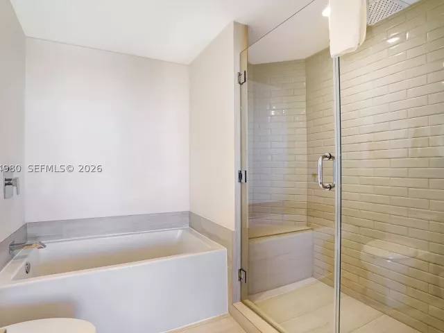 2-bedroom condo for sale in Hollywood - 4010 S Ocean Dr R3302 - MondialRealty