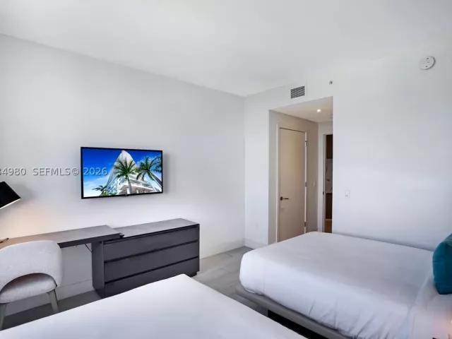 2-bedroom condo for sale in Hollywood - 4010 S Ocean Dr R3302 - MondialRealty