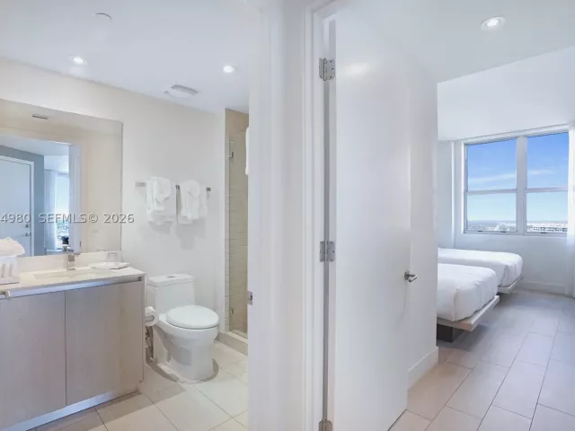 2-bedroom condo for sale in Hollywood - 4010 S Ocean Dr R3302 - MondialRealty