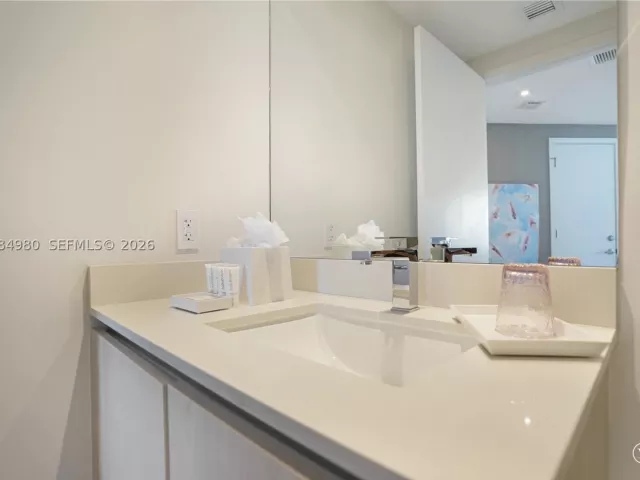 2-bedroom condo for sale in Hollywood - 4010 S Ocean Dr R3302 - MondialRealty